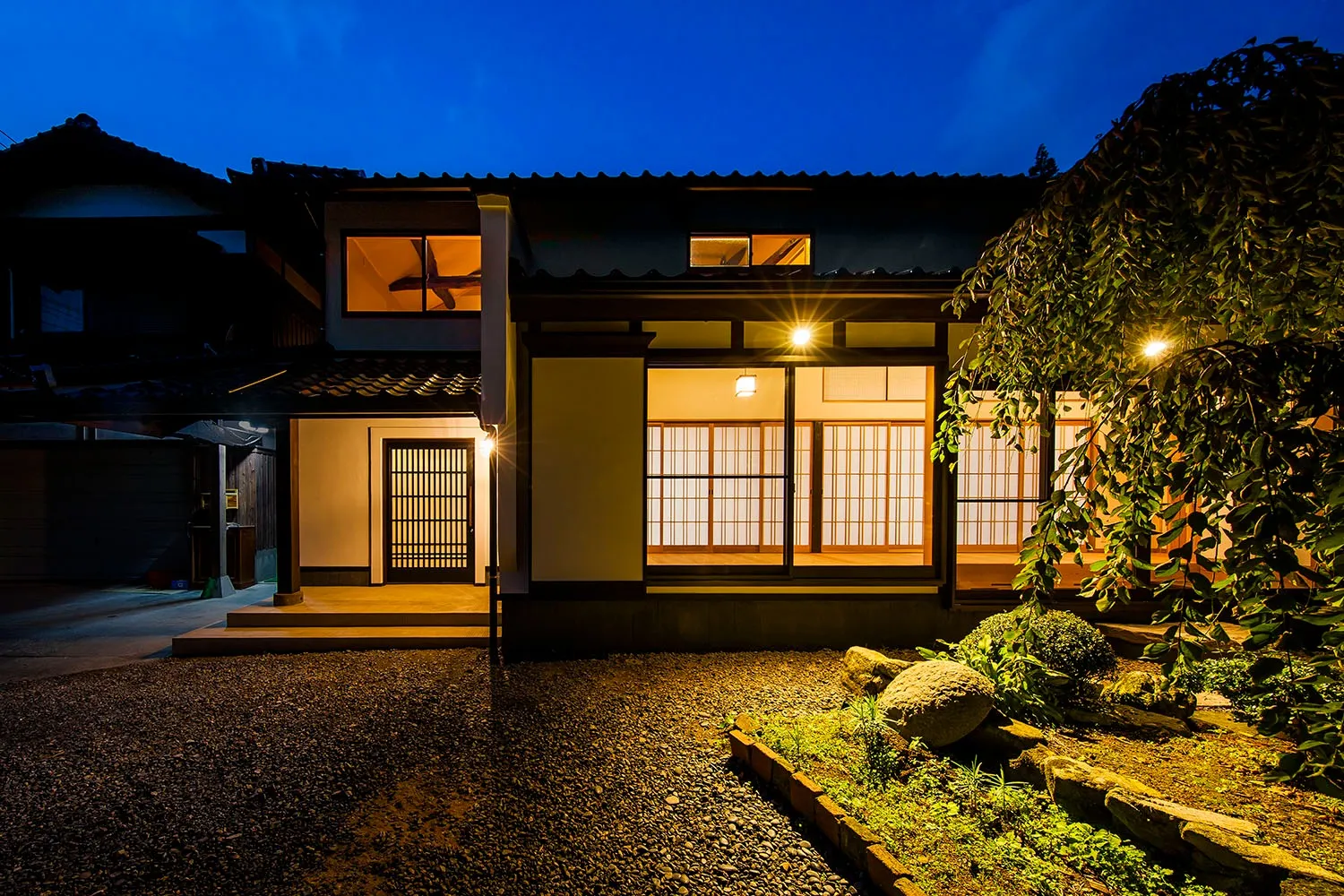 あたたかな灯りに誘われて、つい立寄って行こうかなと想う夜景です。