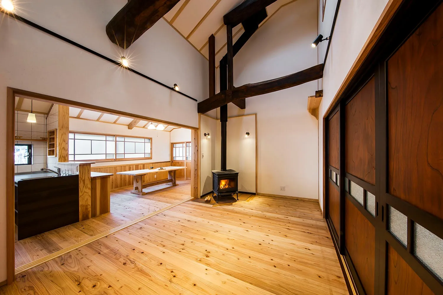 窓がなかったこの部屋は天井を取払い上部から採光を取り薪ストーブで団らんの部屋に。