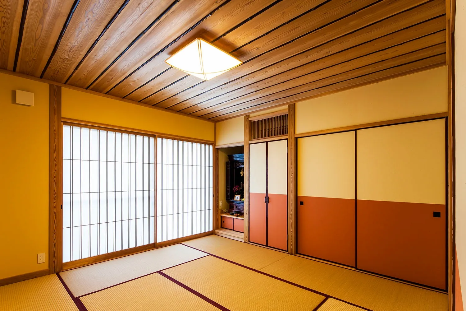 麩(フスマ)の縁、畳のヘリ、天井のスス竹と漆色で統一したコーディネート和室。
