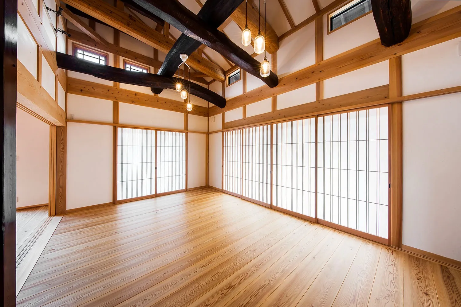 障子を閉めると柔らかな日差しが心地よい。