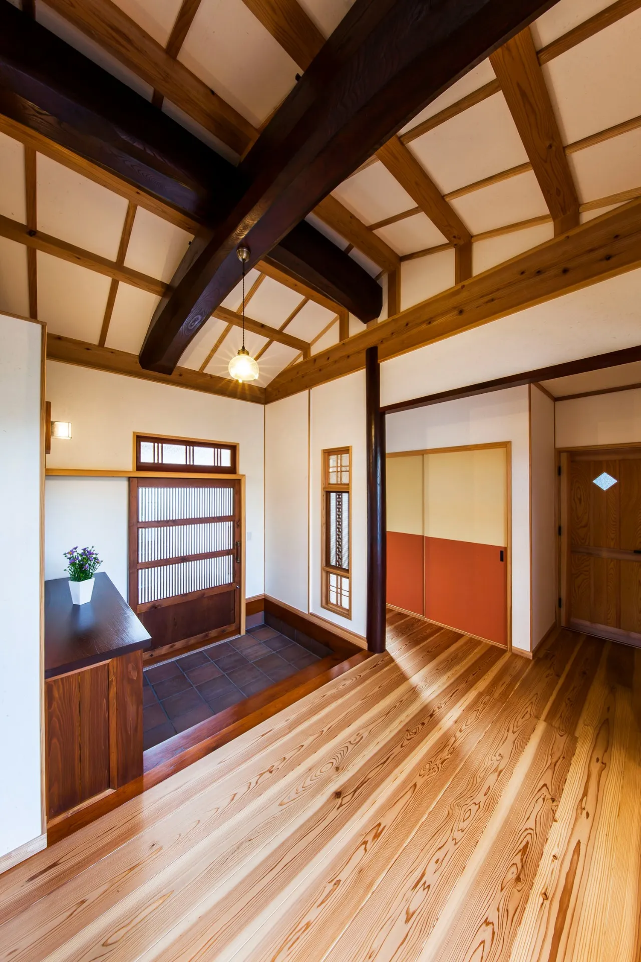 どっしりとした蔵の玄関戸。<br>玄関にアルミサッシを使わないのが当社のこだわりです。