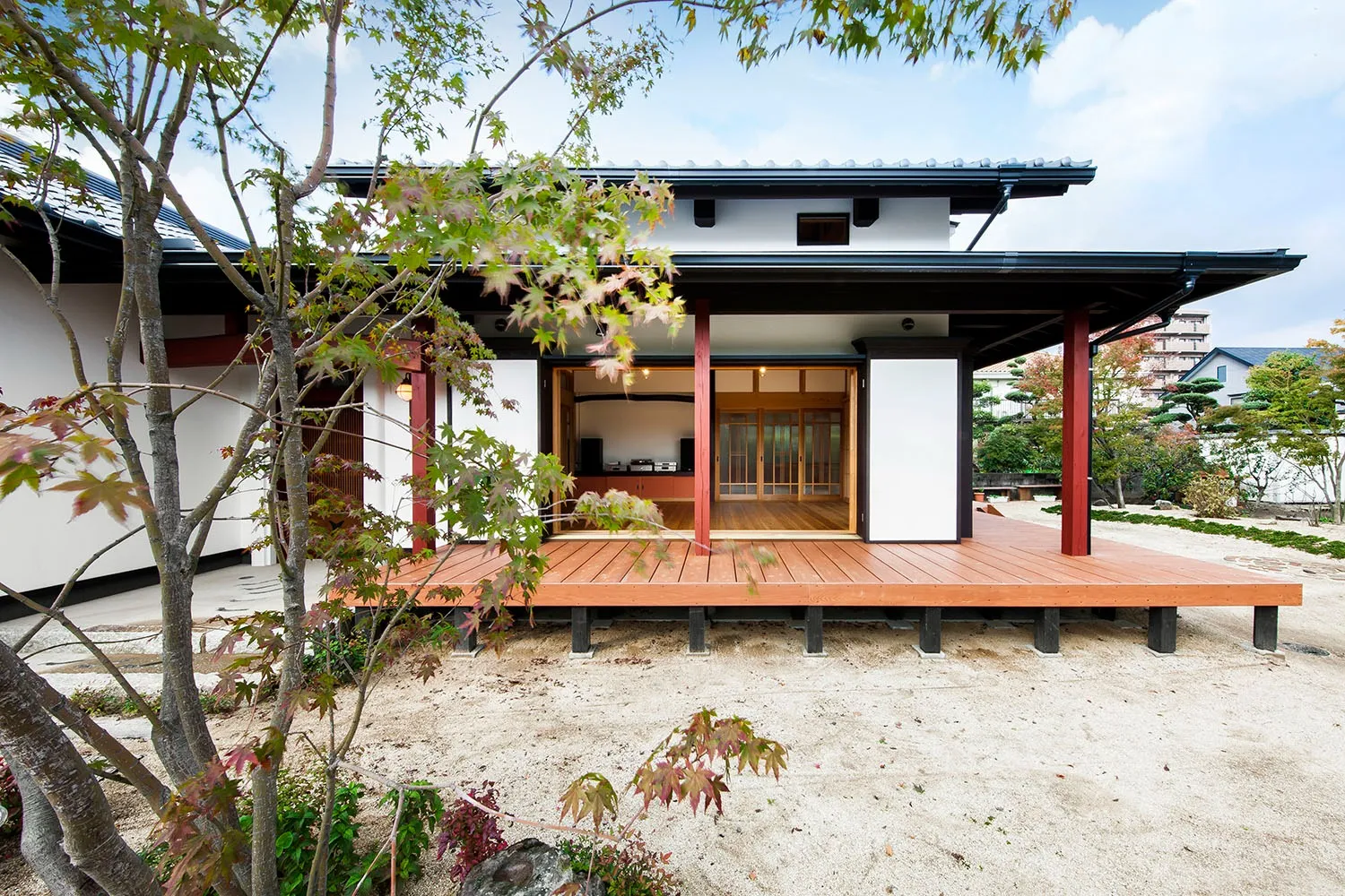 この美しい軒の深さは和風建築ならでは。