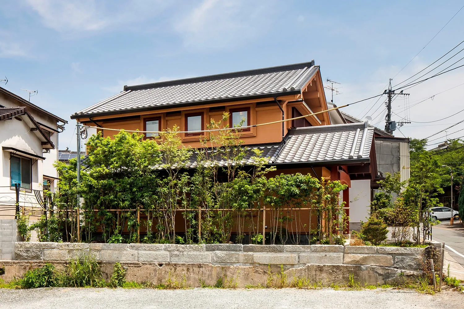 準防火地域に対応の木製サッシが優しい。