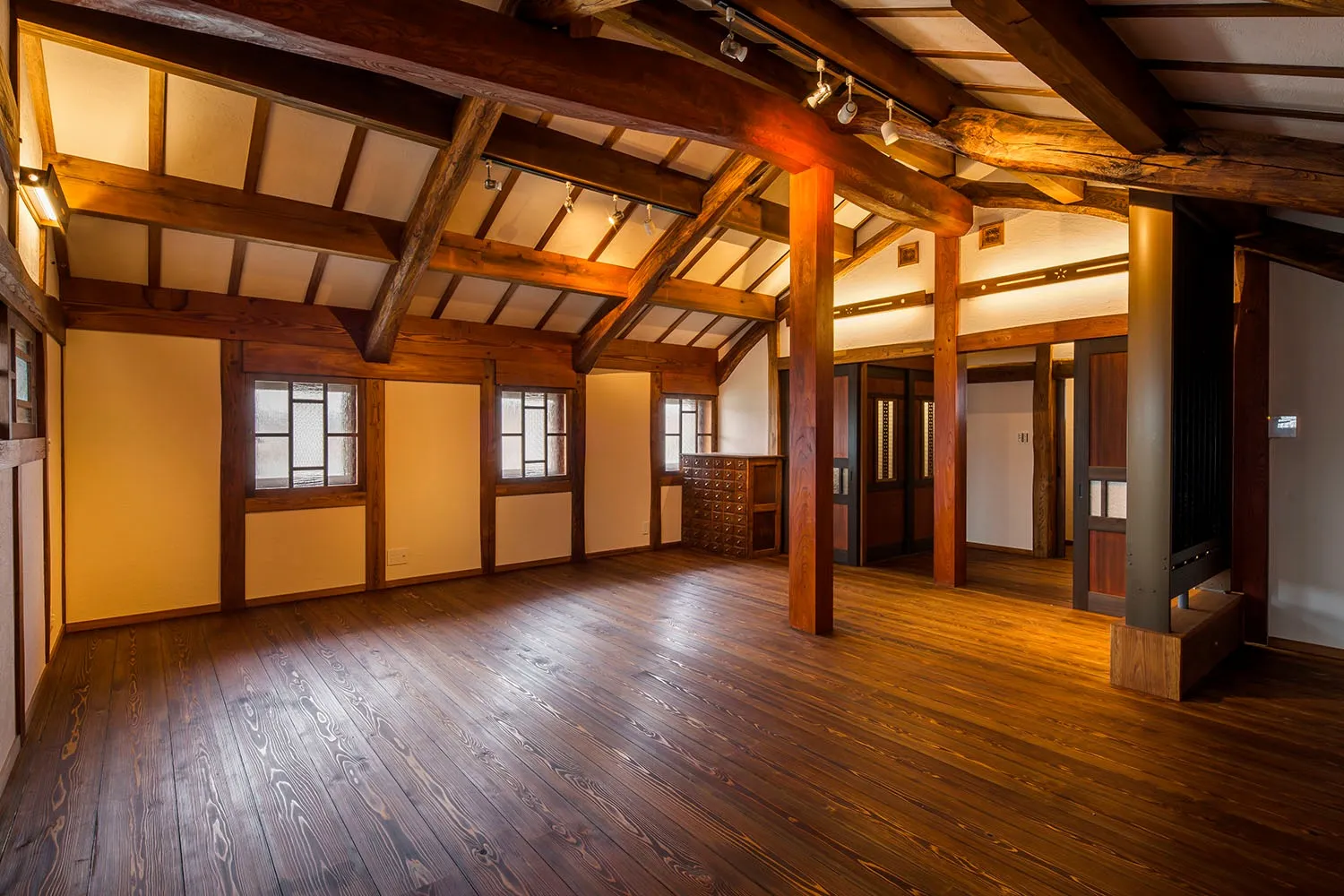 漆で仕上げた色気のある室内この妖艶さは漆ならでは ・・・。<br>いかがですか？