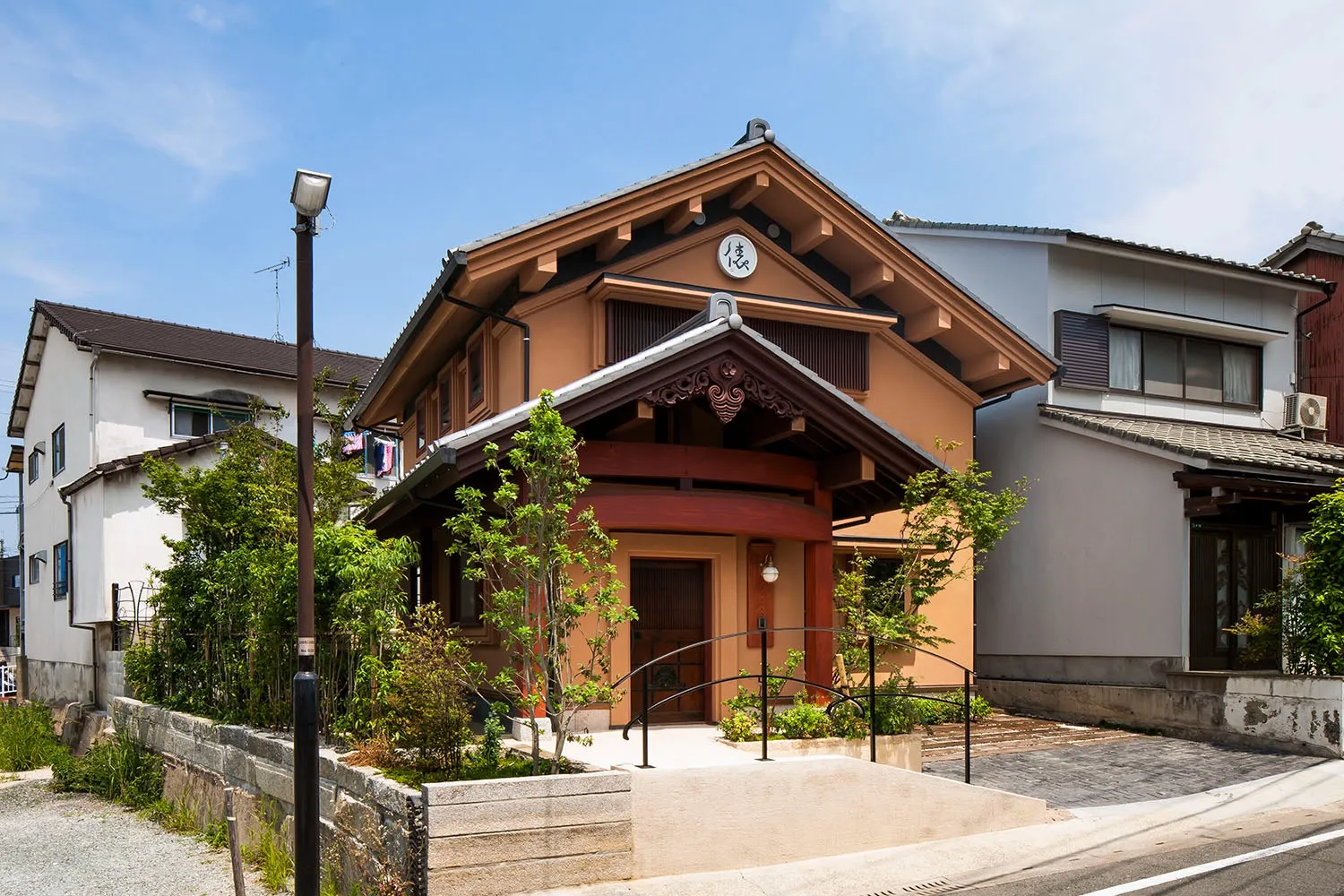 鏝絵(こてえ)の日本の第一人者山倉筑山さんの作です。<br>ポーチに付いている顕魚は北前船の船主さんの所にあったものです。