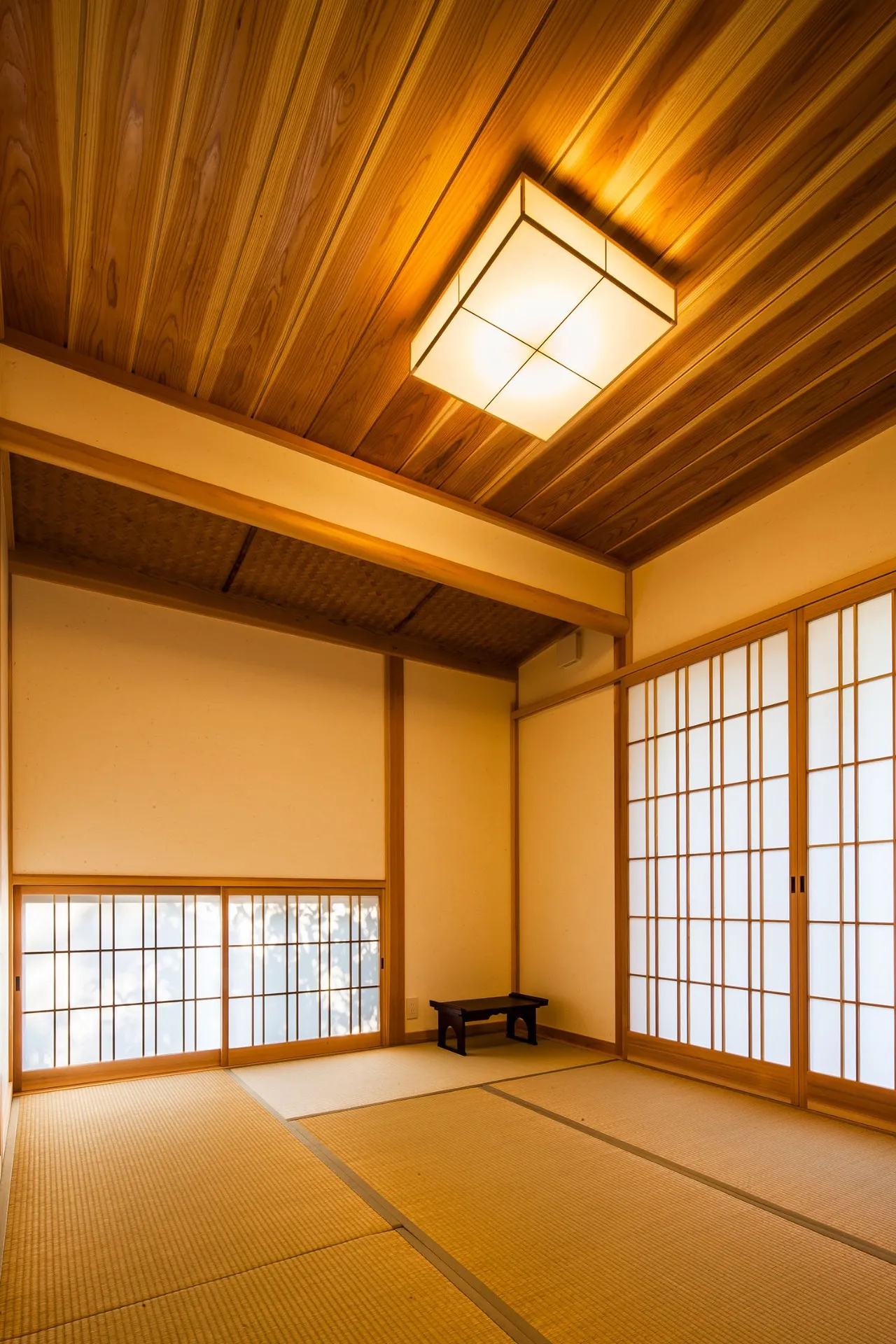 床を舐めるように風が抜けていく、茶室風に・・・。