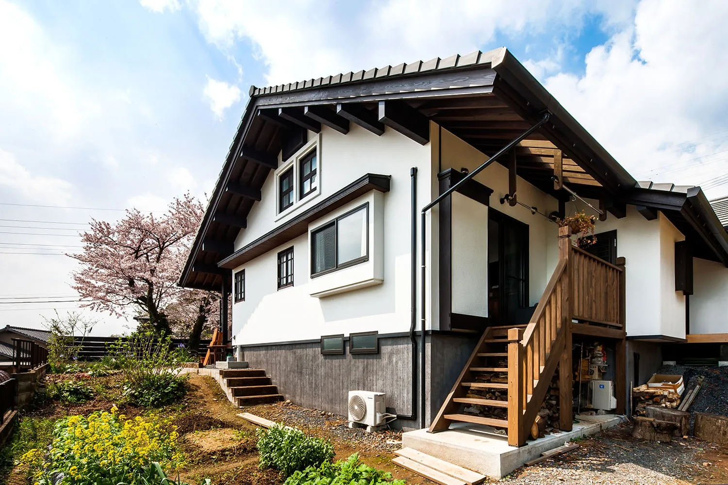 実は平屋です。<br>敷地の高低差を活かし設計。