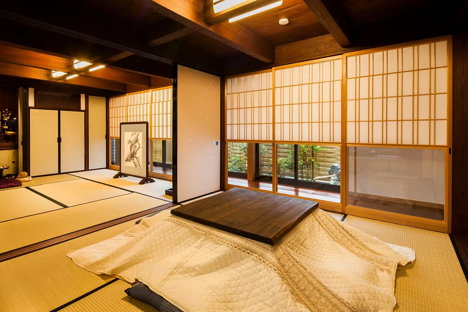 掘りごたつのある茶の間、もともとの低めの天井がちょうど良く落ち着きます。