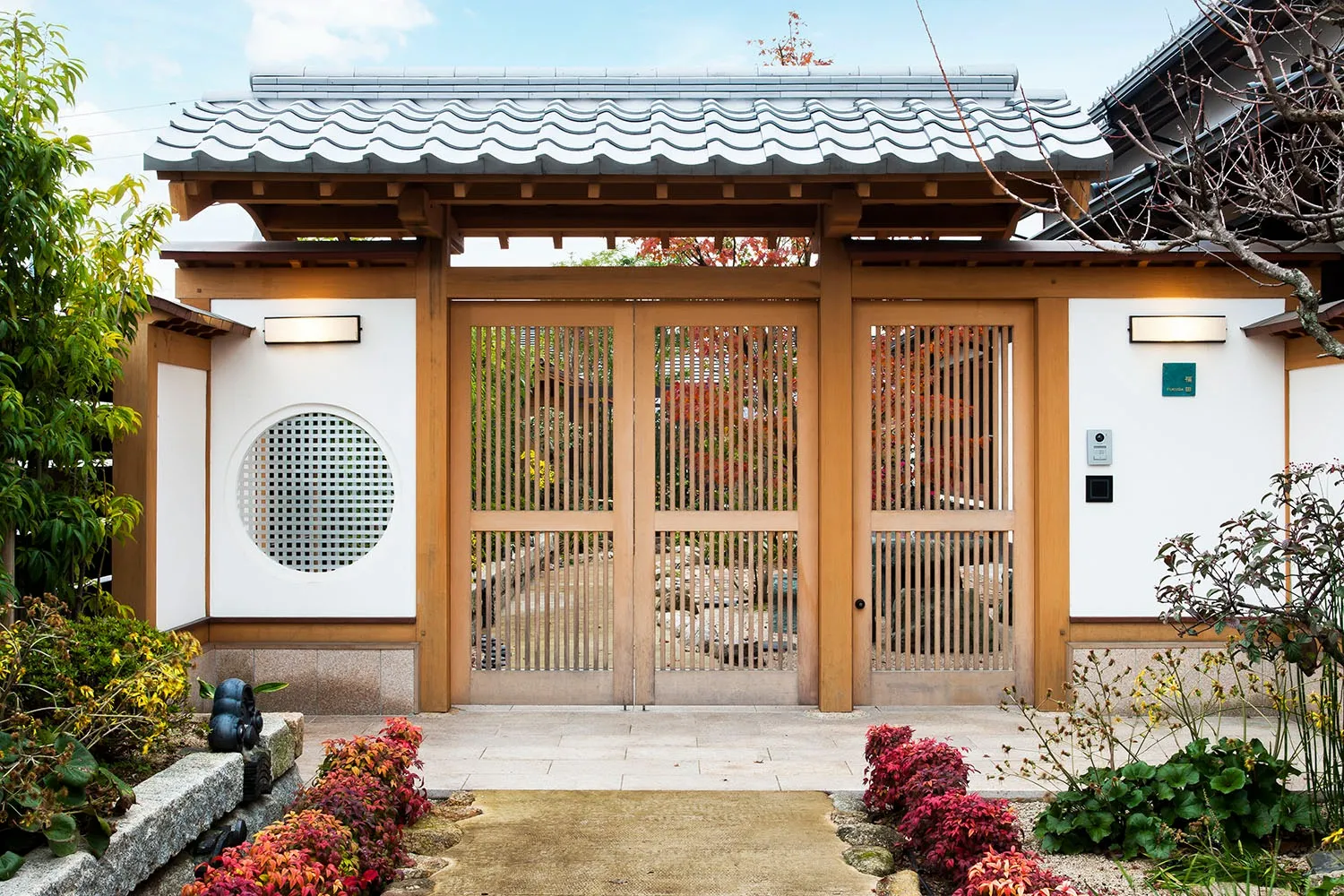いらっしゃいませ！どうぞ。茶室の下地窓を金属で現代風にアレンジ。