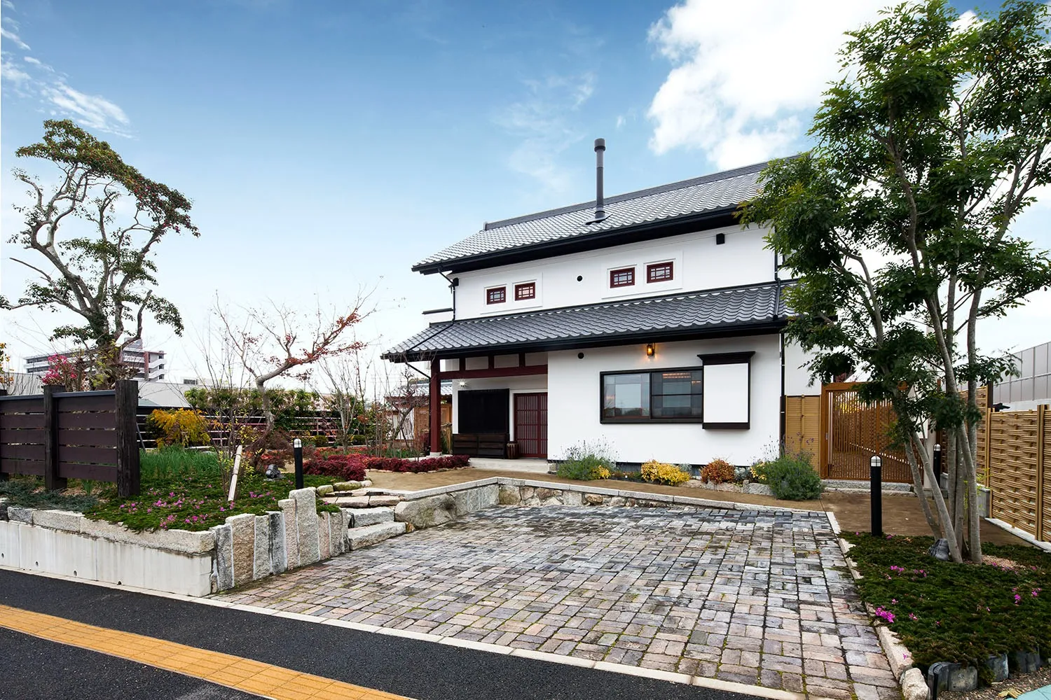 古レンガを敷き詰めた車庫(建物は福井県美山町より移築したもの)。
