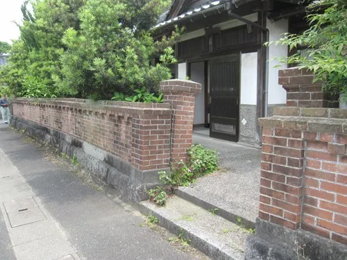 再生前の赤レンガの塀と門。