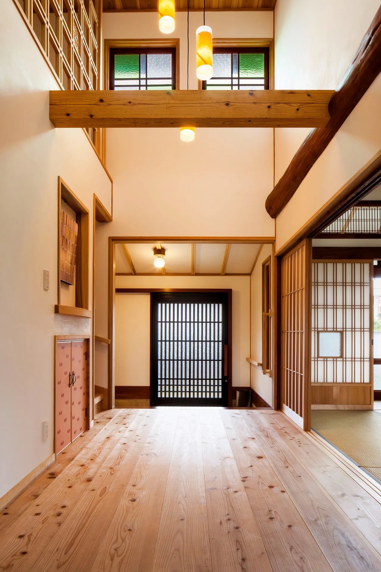 玄関はあえて重くなり過ぎない様、京都から持ってきた縦格子戸を一回り大きくし上品に仕上げました。