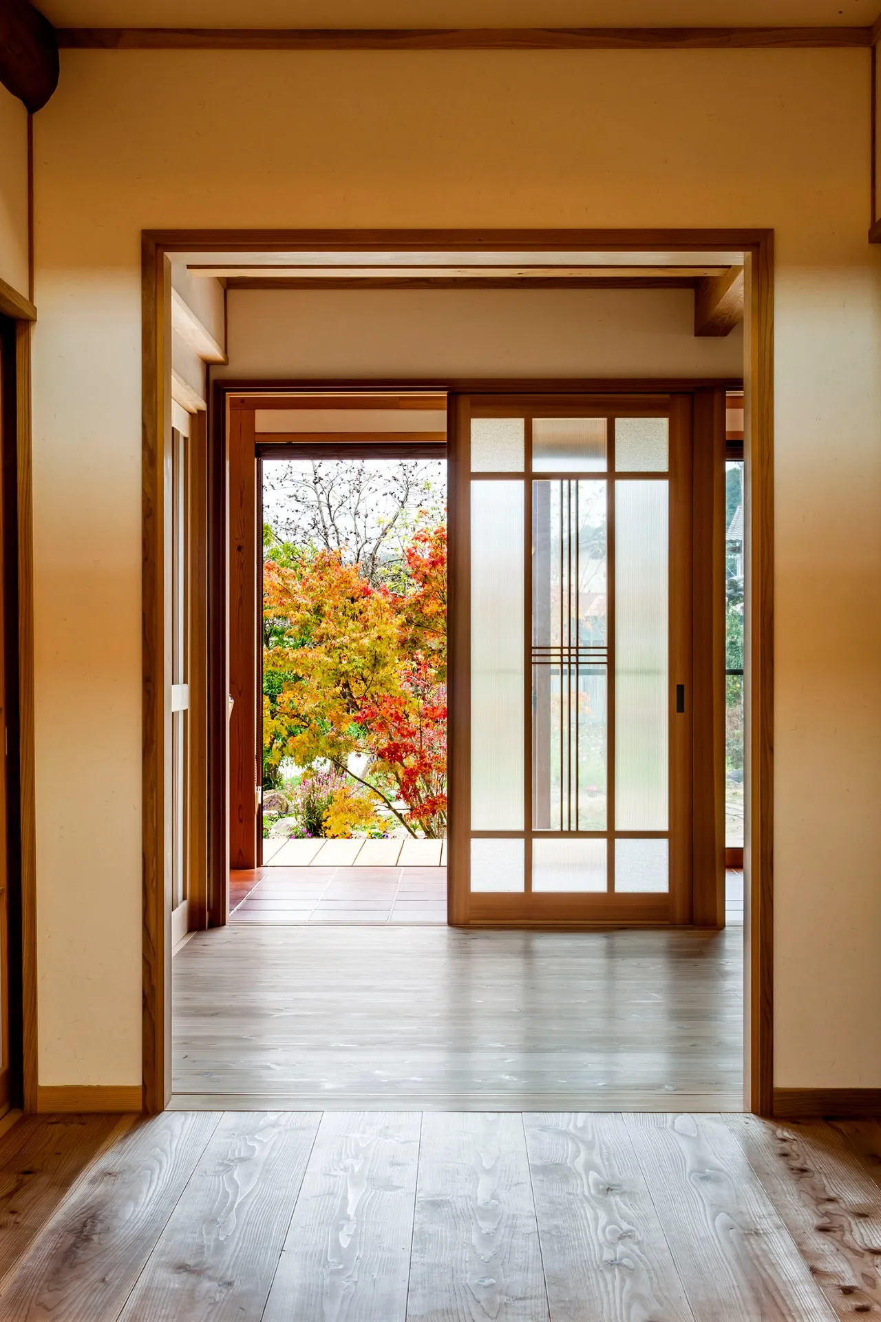 秋の紅葉が毎年楽しみになりました。<br>紅葉がきれいでしょう。<br>アンティークガラスの魅力。