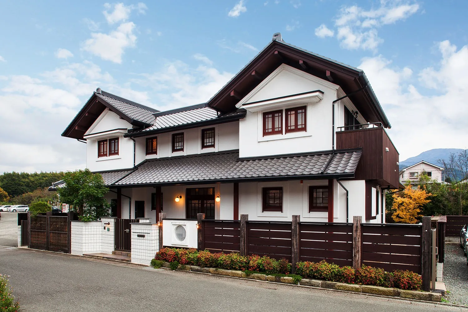 置屋根の蔵風古民家の家