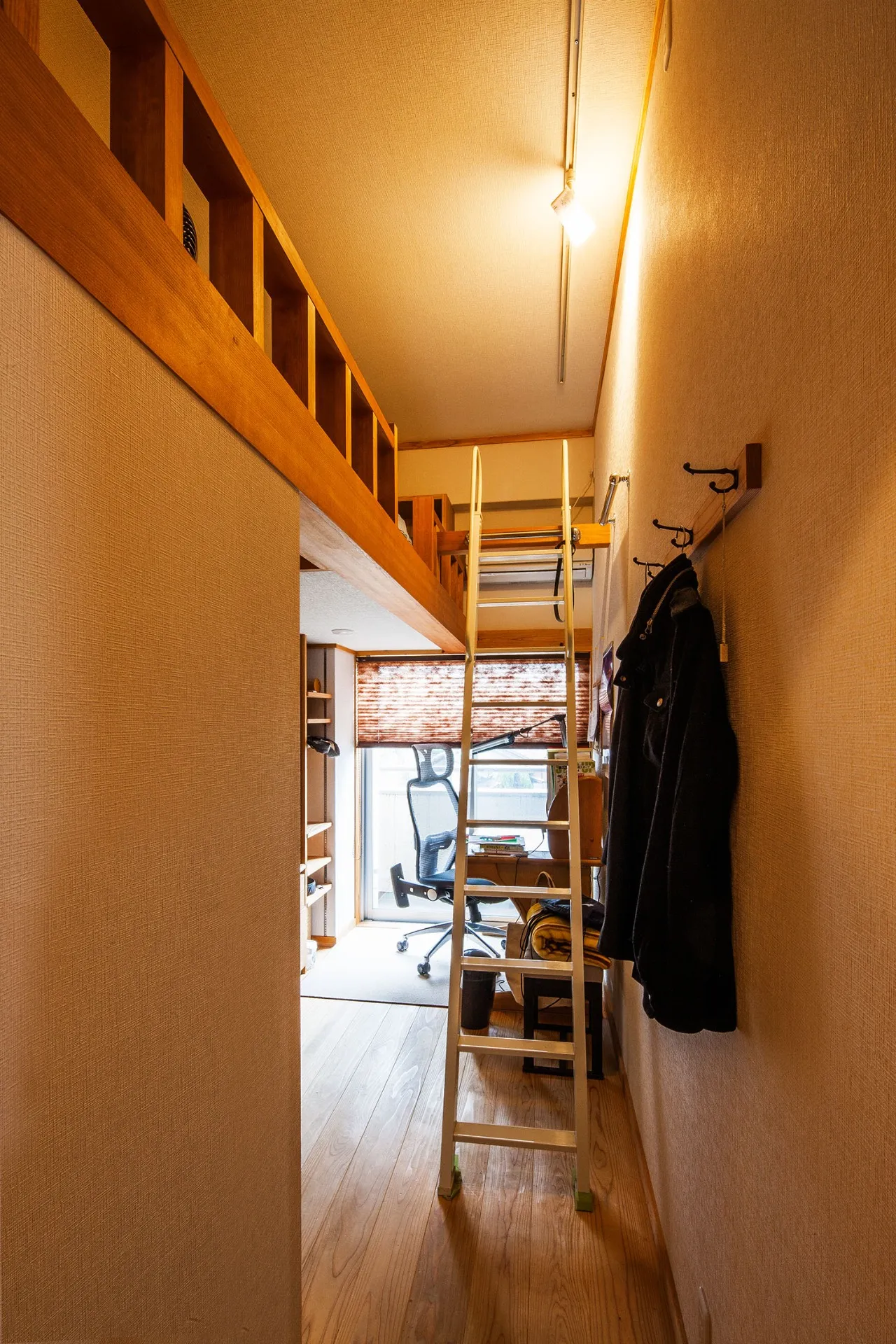 ロフトのある個室は隠れ家の雰囲気です。
