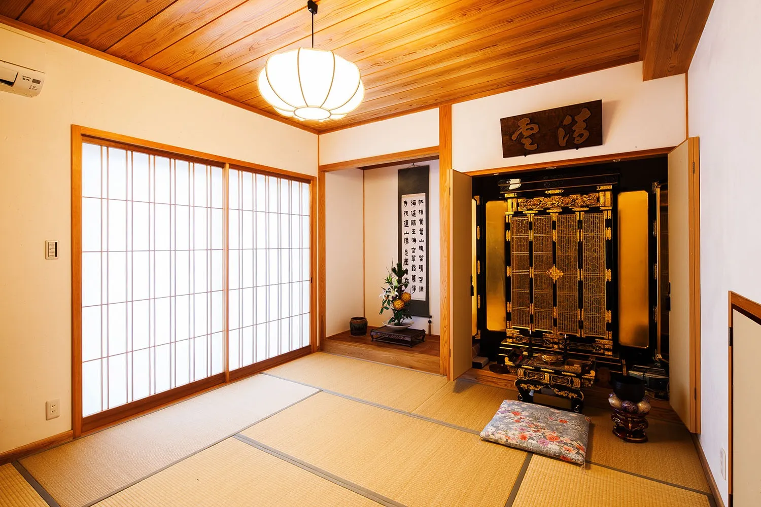 厚い杉の天井板と漆喰でシンプルに作ったお座敷(仏間)です。