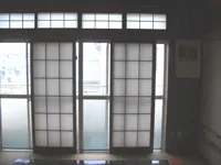 寒々とした南側続き間の座敷。