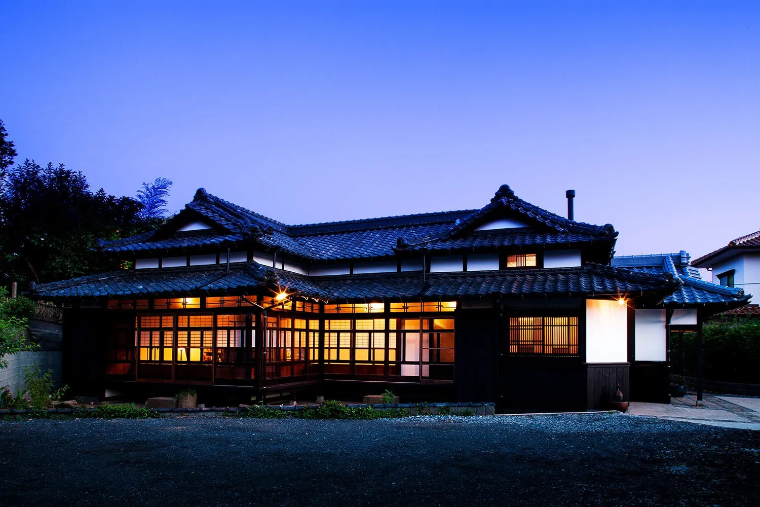 広い開口部からもれる暖かな灯りは日本家屋ならでは。