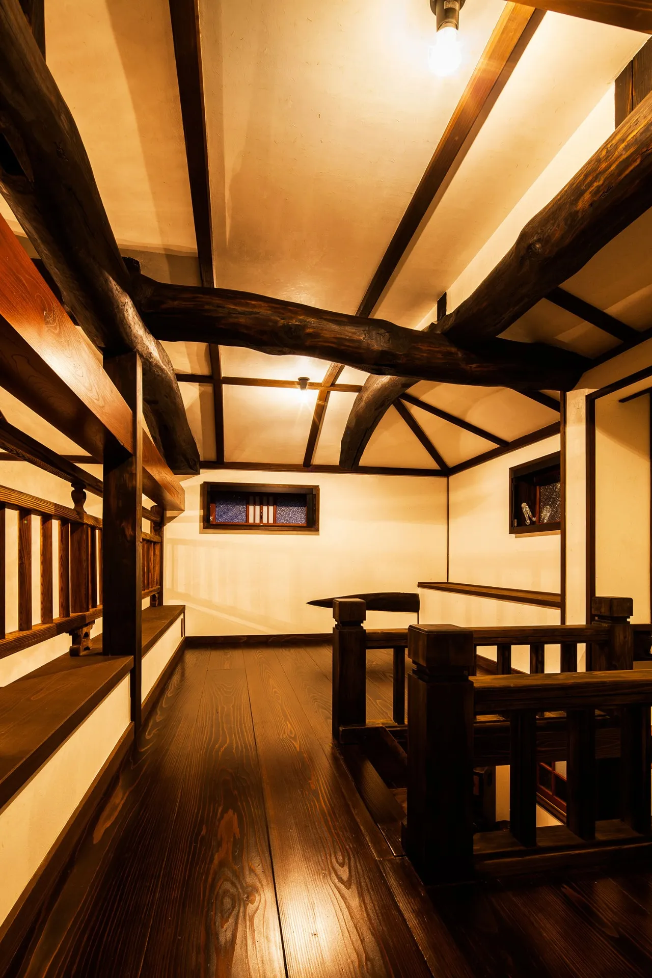 高さのある小屋裏を活用したロフト。<br>オーナーが瞑想をするスペースです。