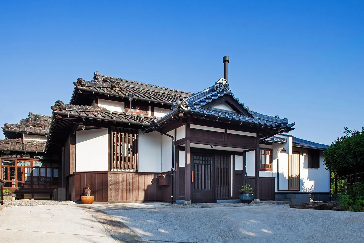 入母屋玄関のため威圧感を与えないよう優しい縦格子の引き戸にしました。<br>再生後