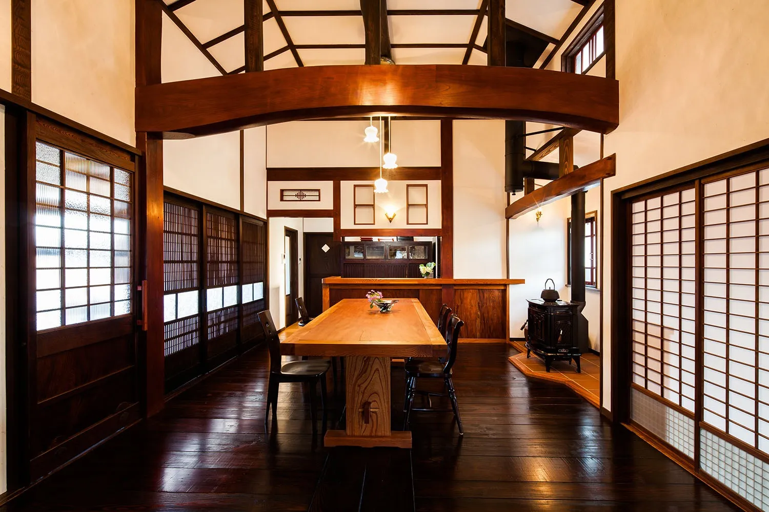 いつも思うのですが、新材の床板だとこの時代感は出ないんですよね。