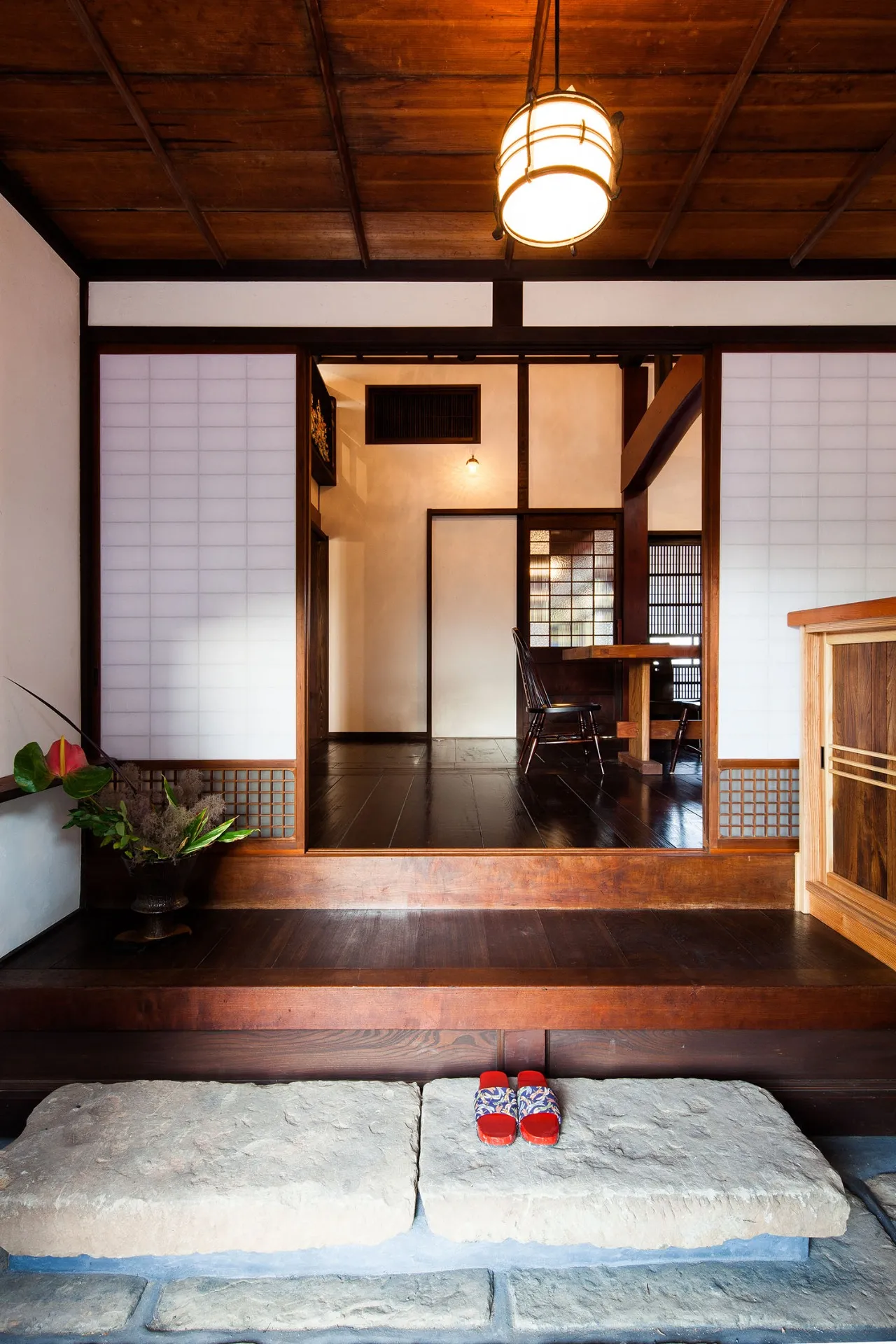 基礎の石を靴脱ぎで効果的に使いました。<br>天然石の優しさがにじみ出ています。