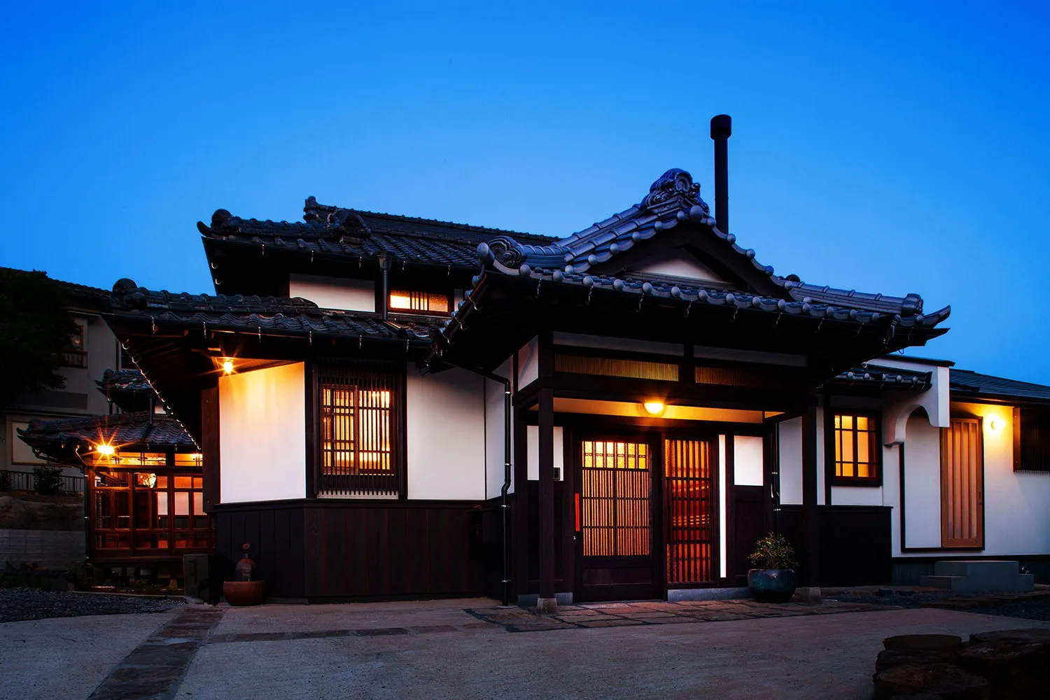 夜空にストーブの煙突、ミルカットがきれいです。<br>当社のテーマは、『どんな人が住んでいるんだろー・・・』
