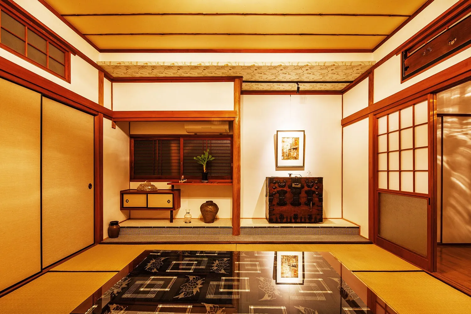 ここでの語らいは時空を超越し、時を忘れます。<br>床の間天井は特注京唐紙、部屋の天井は越前和紙にスス竹で引き締めました。