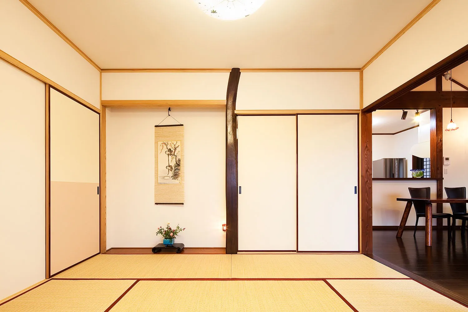 江戸末期の蔵で使われていた栗の古材が、ワンポイントのスッキリとした和室。<br>思わず床の間にお花を活けたくなります。
