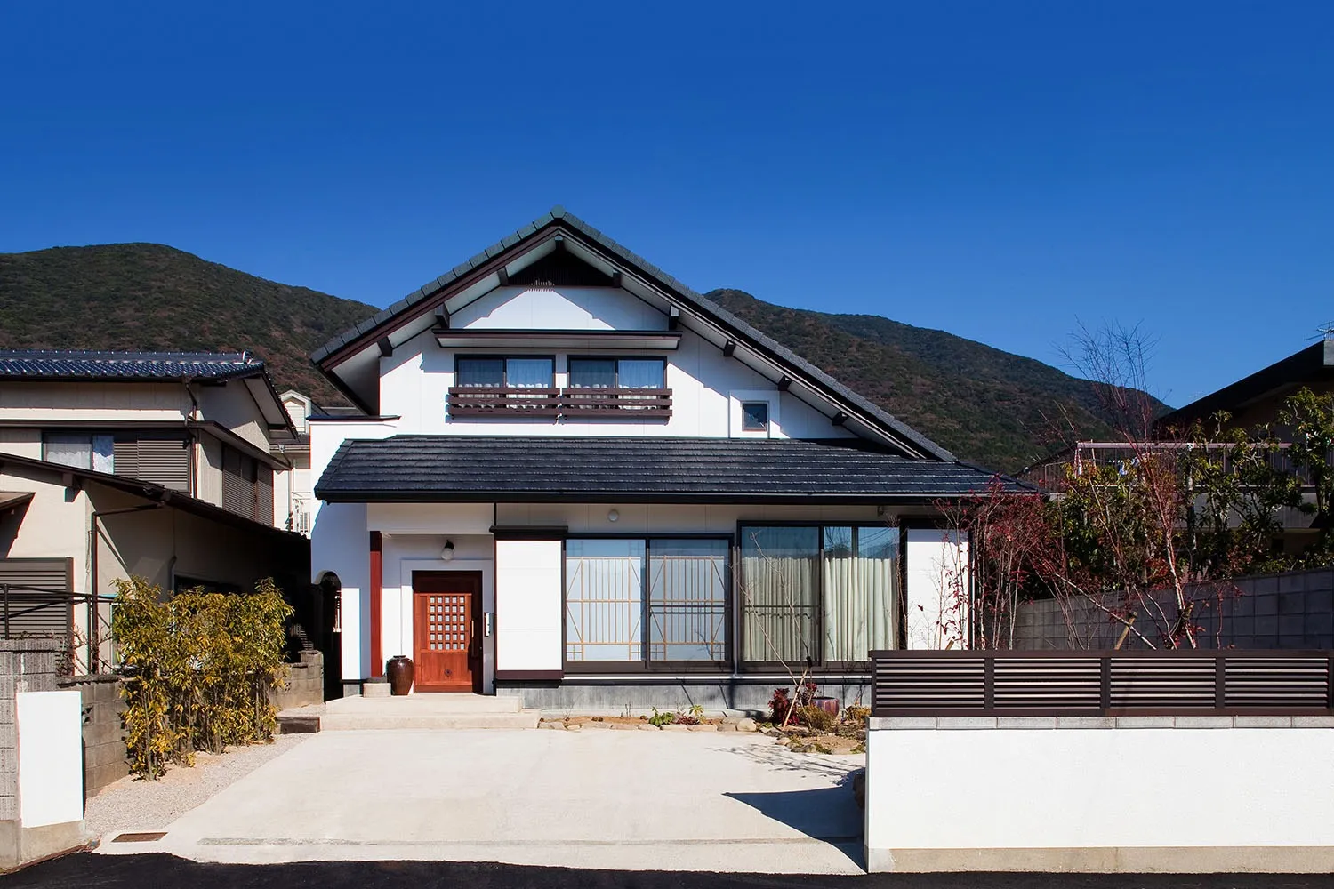 足立山をバックに大屋根風で決めました。