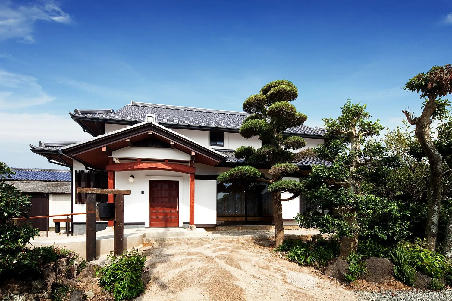 庭木も植え替えトータルに外観を演出しました。<br>朱塗りの蔵戸のある家と覚えて頂ければ分かりやすいと思います。