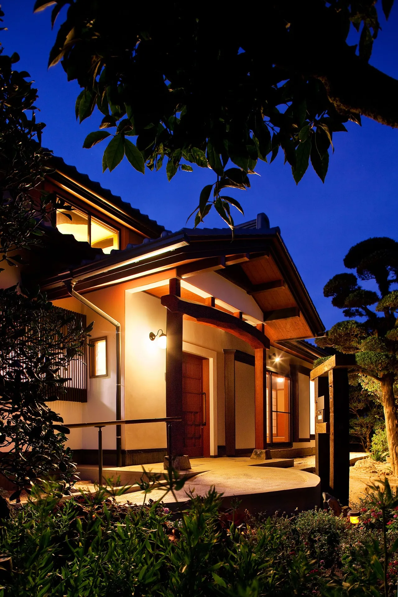 玄関は住む人の顔とよく言われます。<br>主張し過ぎず凛とした存在感あるそんな設計を心がけています。