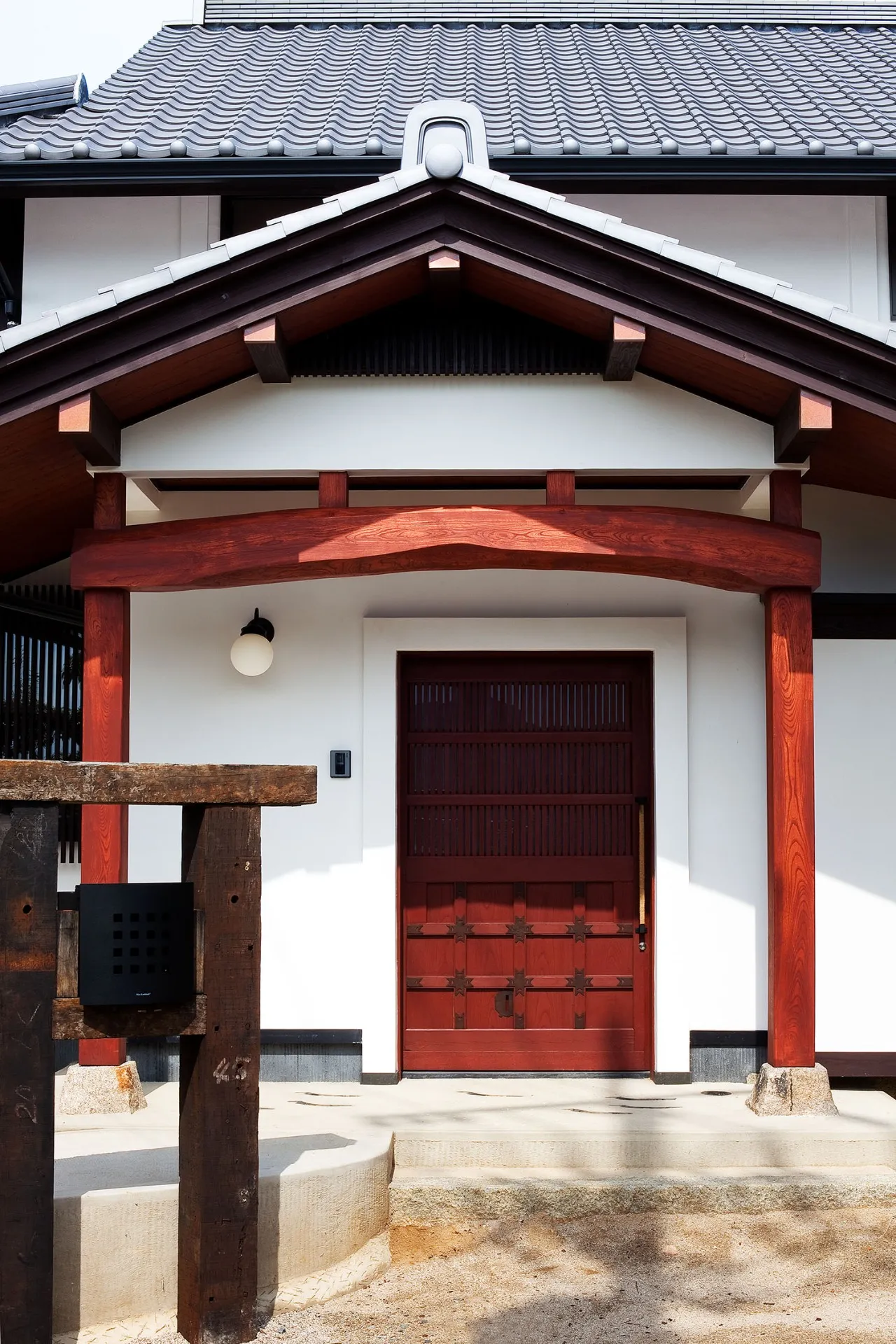 金具が素晴らしい蔵戸。<br>この大きさはなかなかありません。<br>柱、梁はもちろんケヤキ古材。<br>朱色がこの家の顔を印象付けています。