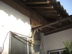 中央2枚の画像は玄関上側横の新建材部分へのシロアリ被害です。<br>当社の経験から新建材でリフォームされた部分はほぼ間違いなく白蟻にやられています。