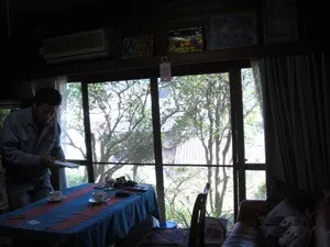 30年前に建てた家の改装前の室内です。景色のよい窓を眺めるのが素晴らしい家でした。<br>この家の眺望は、プランニングでの一番のこだわりでした。<br>再生前