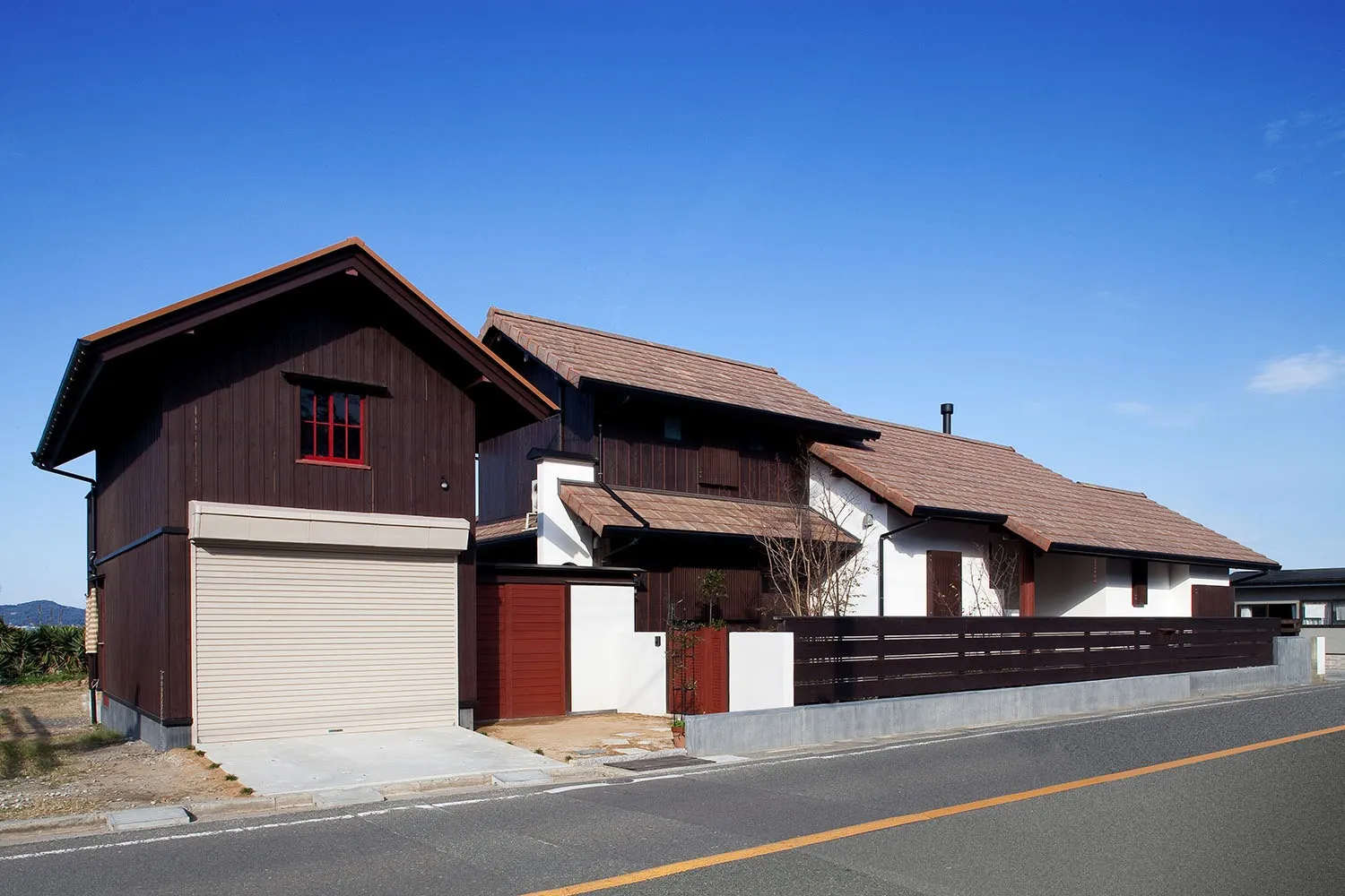 建具の赤がワンポイント。<br>気品が漂っていませんか。