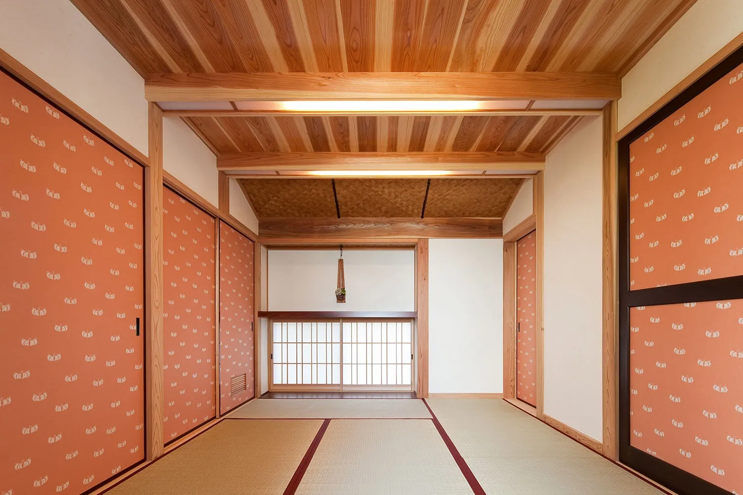 京唐紙の襖と床面をなめるように流れていく心地良い風がこの和室の特徴です。