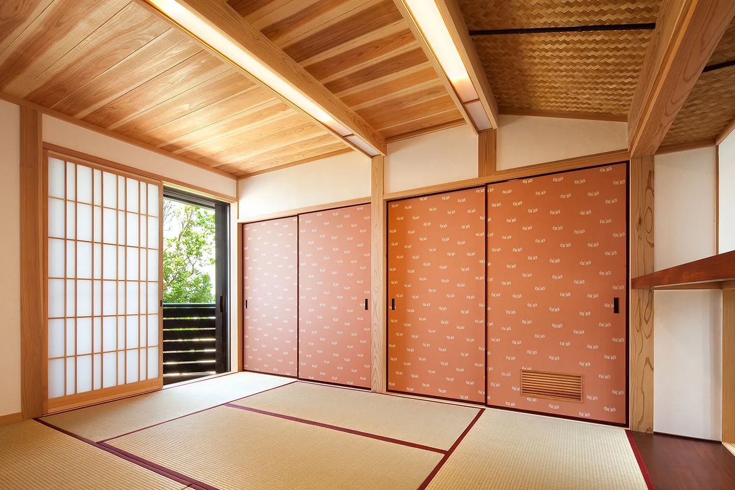エアコンや照明など一切の設備を見せない茶室風和室です。