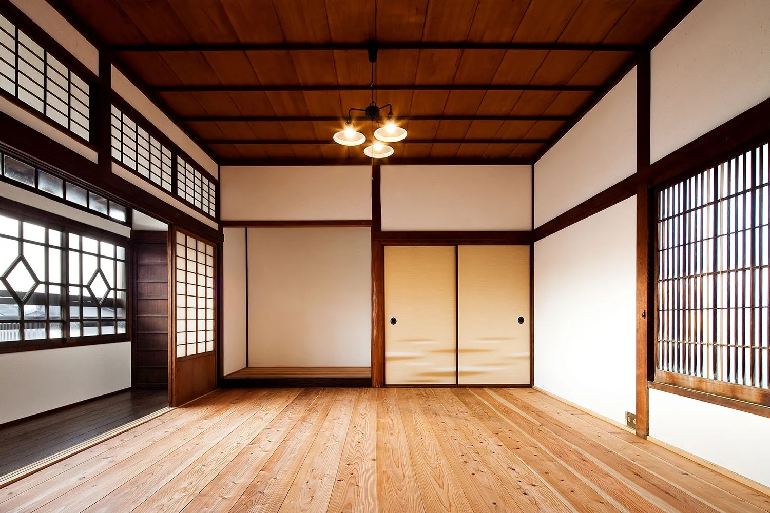 二階の和室続き間をムク板張りに。