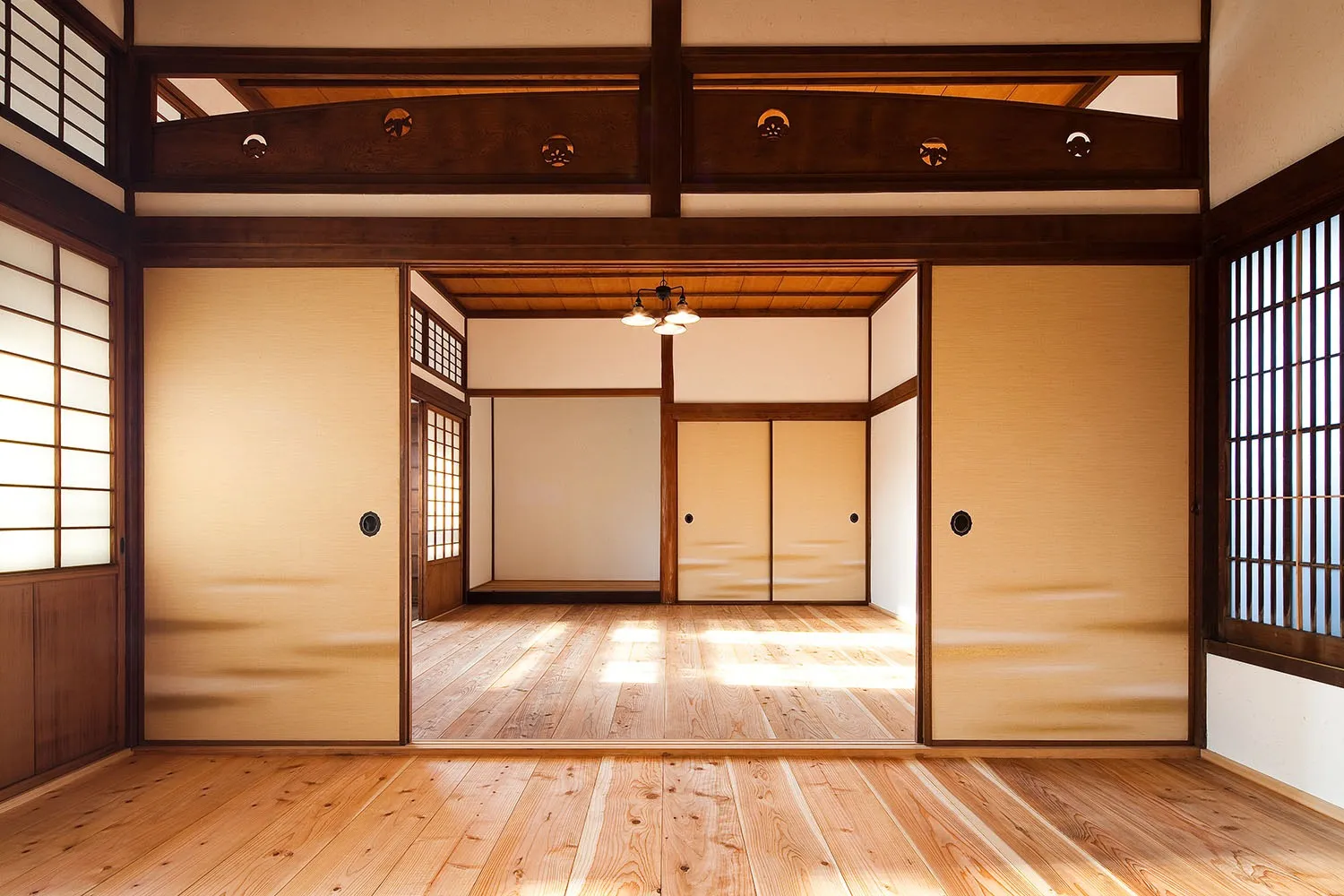 透かし彫りの欄間が上品です。