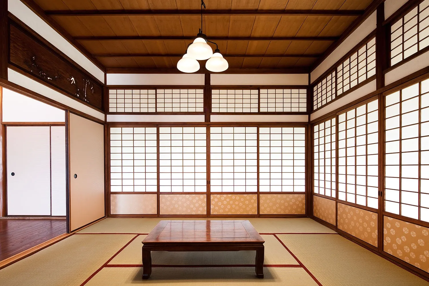 この落ち着きは和室ならでは。<br>冬、雪が積もった際にこの部屋でコタツに入ってミカンを食べると作家になった気分です。