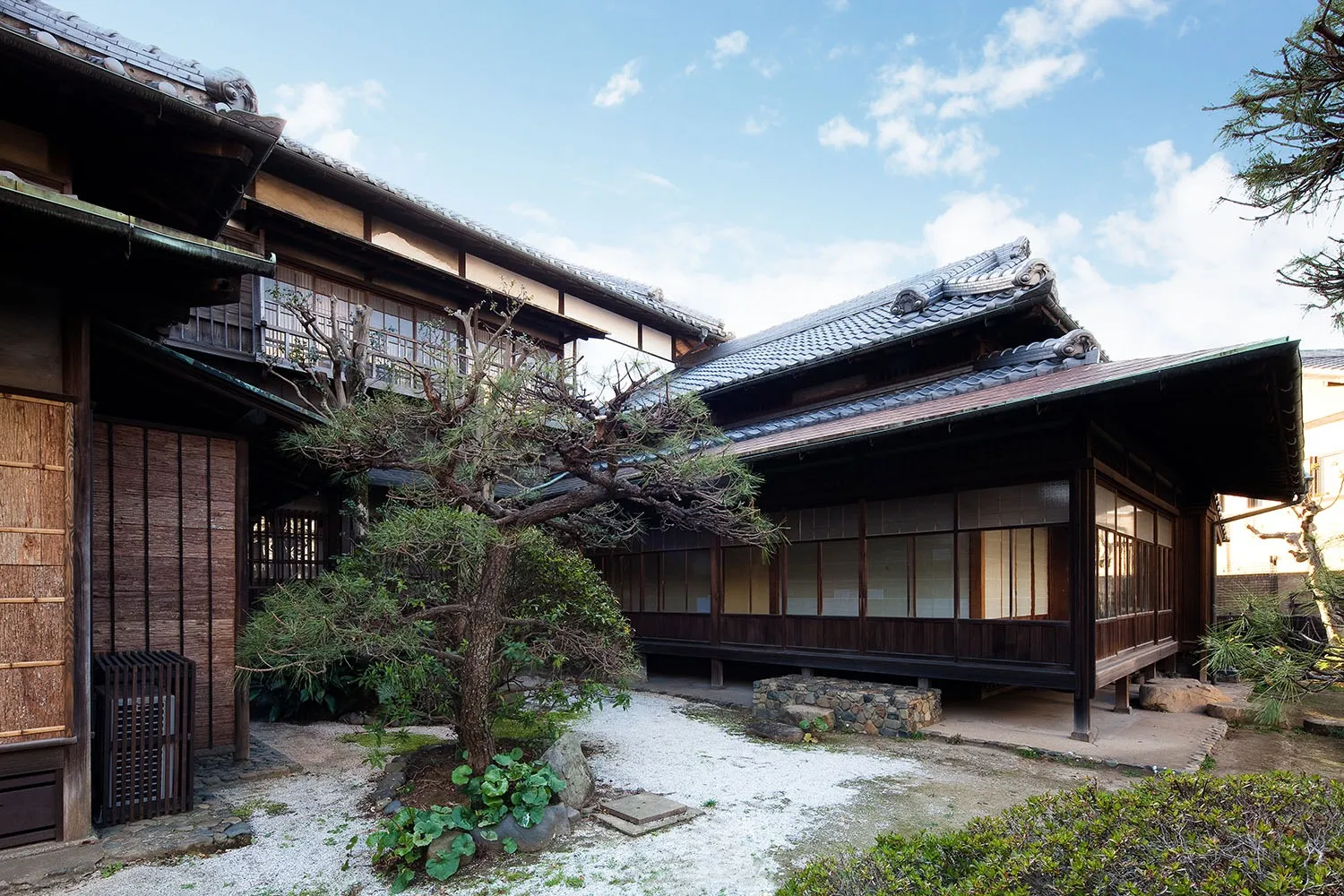 深い軒、広い開口部。<br>手入れされた庭、和風建築はいいなと思う瞬間です。