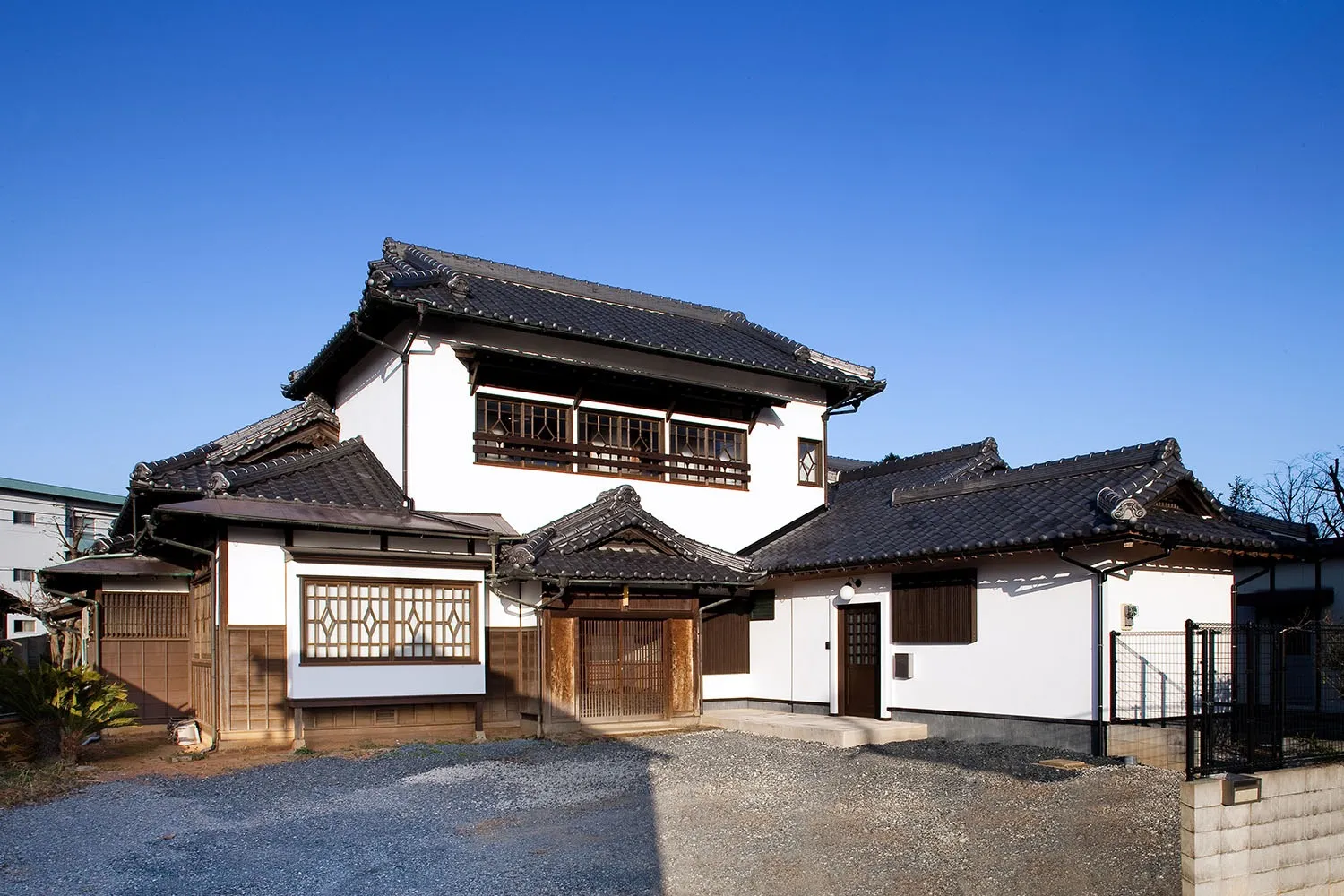 アルミサッシや建材を撤去し、シックイで塗替え蘇りました。