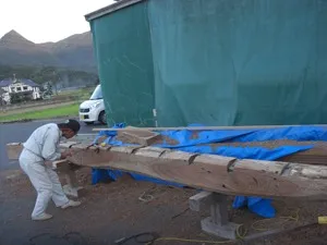 ベテランの棟梁が室内に組み込むケヤキを丹念に加工しています。<br>上の写真中央に縦に走っている長さ6mの大梁です。<br>補強のため入れるのはもちろんですが、構造=意匠。<br>機能とデザインを常に大切にしています。