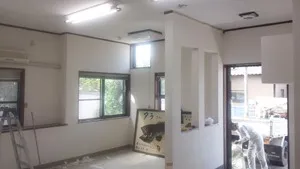 ビニールクロスとコンクリートの上にクッションフロアーという新建材100％の寒々とした室内。<br>さあ…！どーっう変身させるか！腕の見せ所です。ご覧ください！<br>再生前