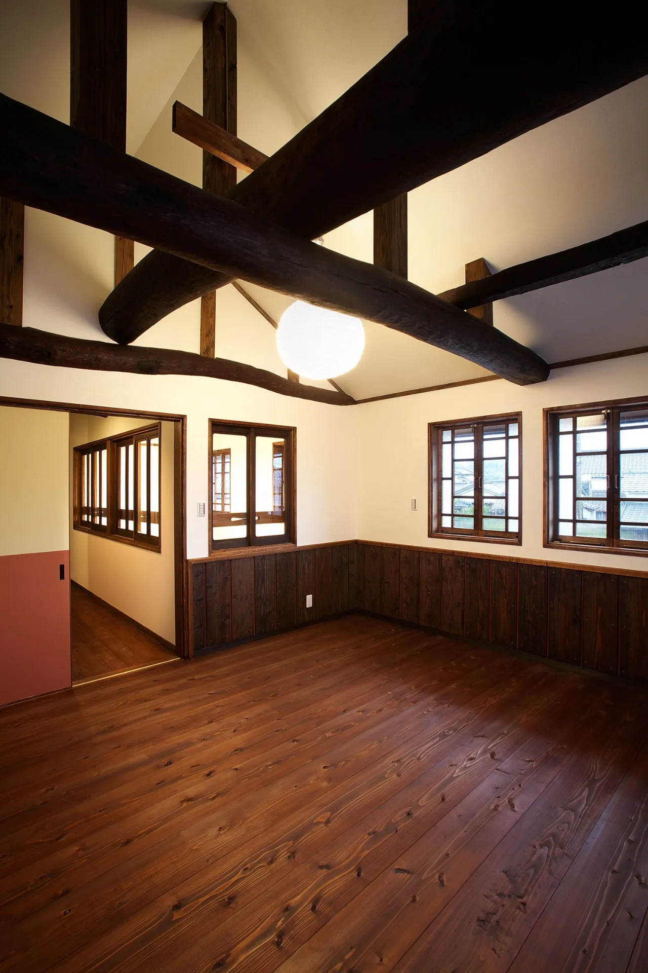 昔の部屋は梁の下で天板を張っていたので、圧迫感のある部屋でしたが、今では考えられない高さが魅力です。<br>窓も従来の古いガラスを再利用し、黒光りする曲がった梁との融合が、モダンクラシックな美しい部屋になりました。