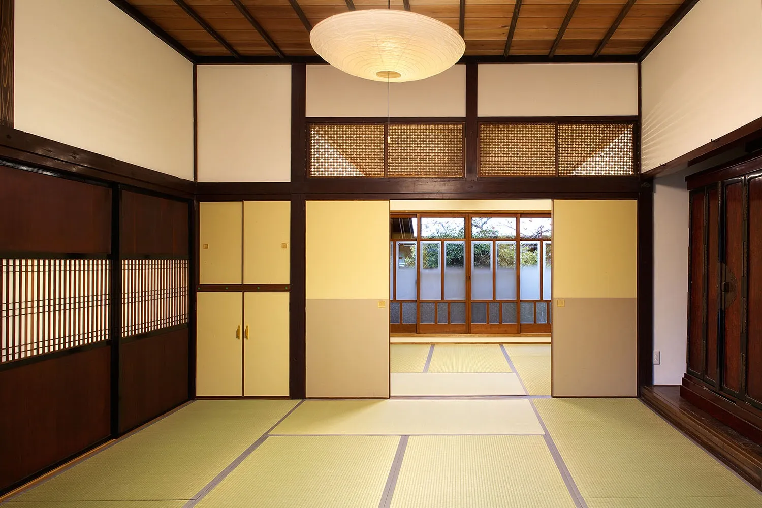 欄間は、そのままに、奥に見えるくもりガラスのある引き戸は、旧居のものを再利用しています。