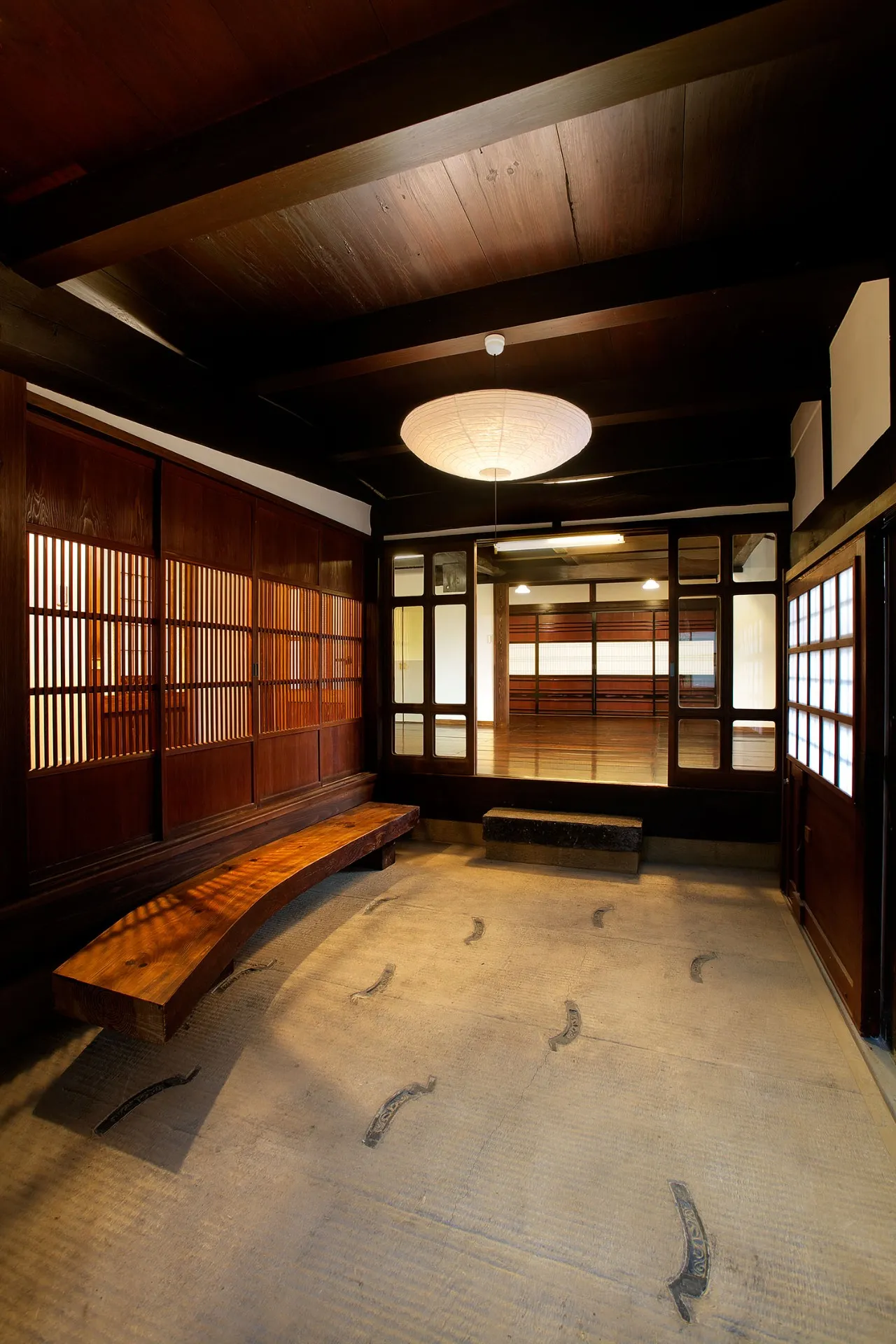 土間のある玄関に松の梁の一枚板を施しました。<br>ここで、坐っておしゃべりをするのもよし、靴を履くのにも便利です。<br> 二階まである吹き抜けで、リビングは抜群に明るくなり磨き込んだ松の梁と、ぴかぴかに磨き上げた古材の松板の床が、いい具合に輝いています。