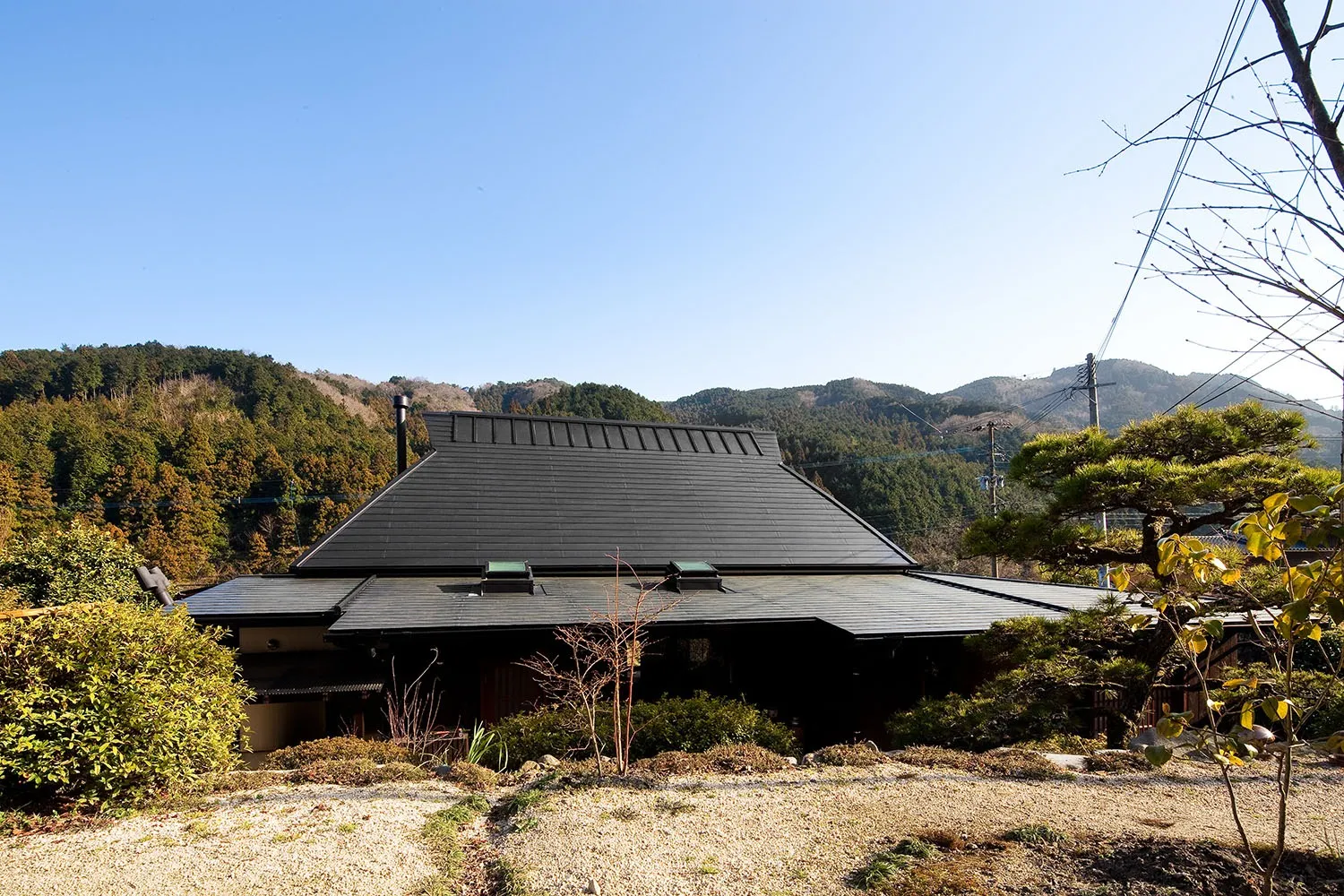 少しムクらせた曲線の屋根が良い雰囲気を漂わせています。<br>周りの風景と絶妙にマッチしているでしょう。<br>いずれは、こんな風景のあるところで、住んでみたいものだと思いませんか？