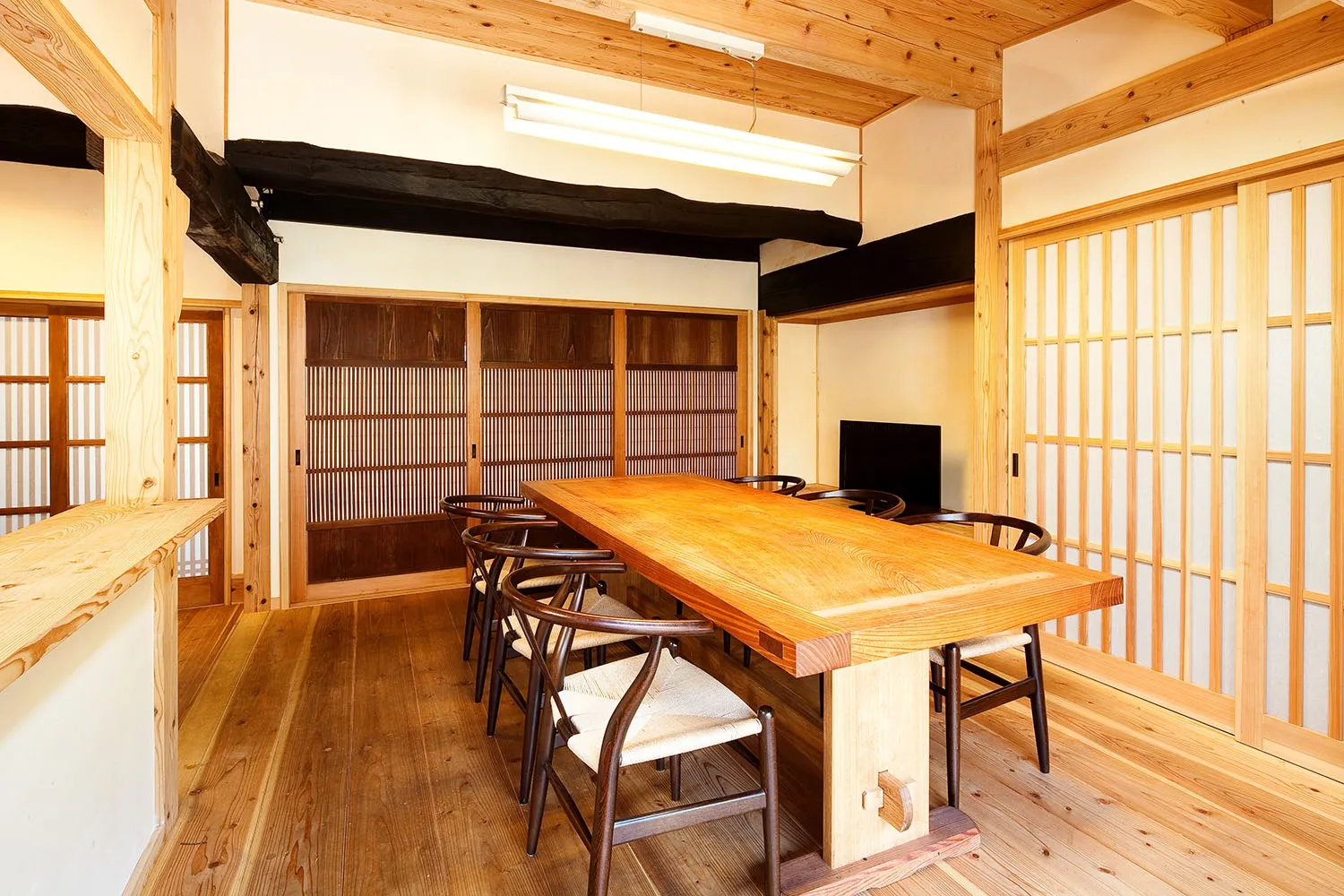 もちろん古民家には古材で造ったテーブルです。<br>リメイクした古建具とも相性バッチリです。
